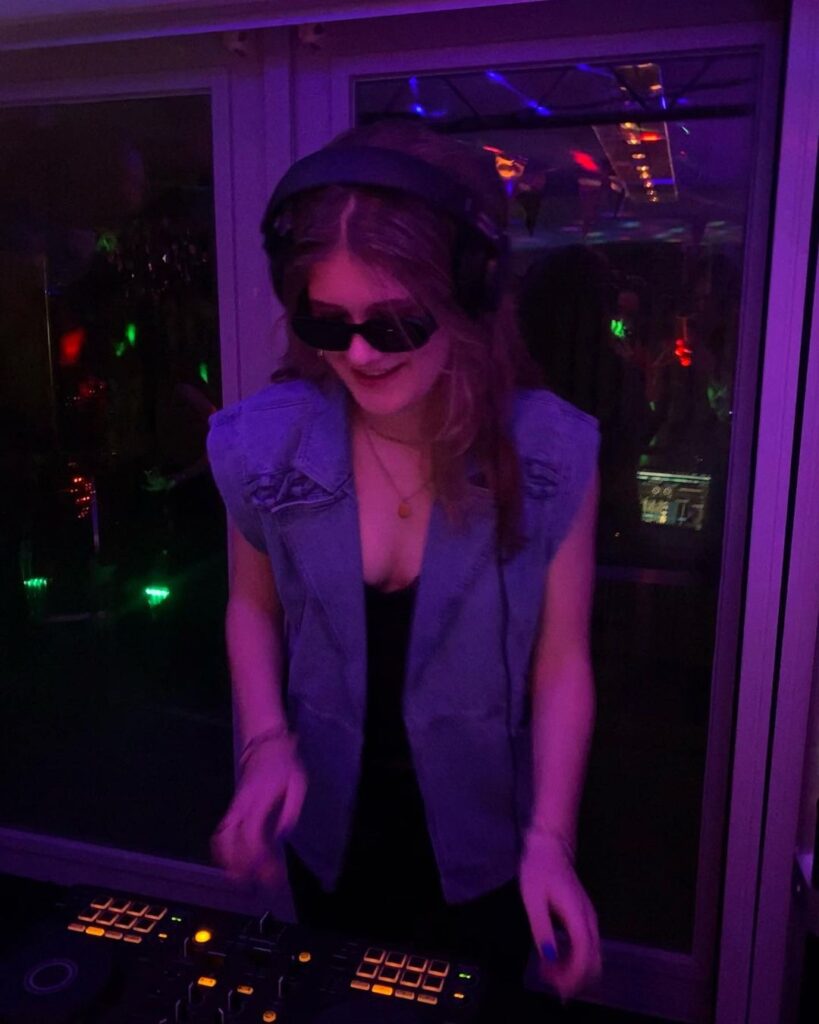 picture of a gig of female dj josephine