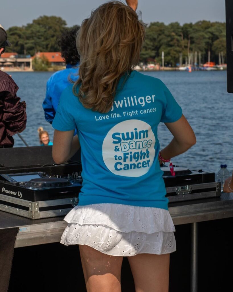 picture of a gig of female dj josephine for swim & dance to fight cancer